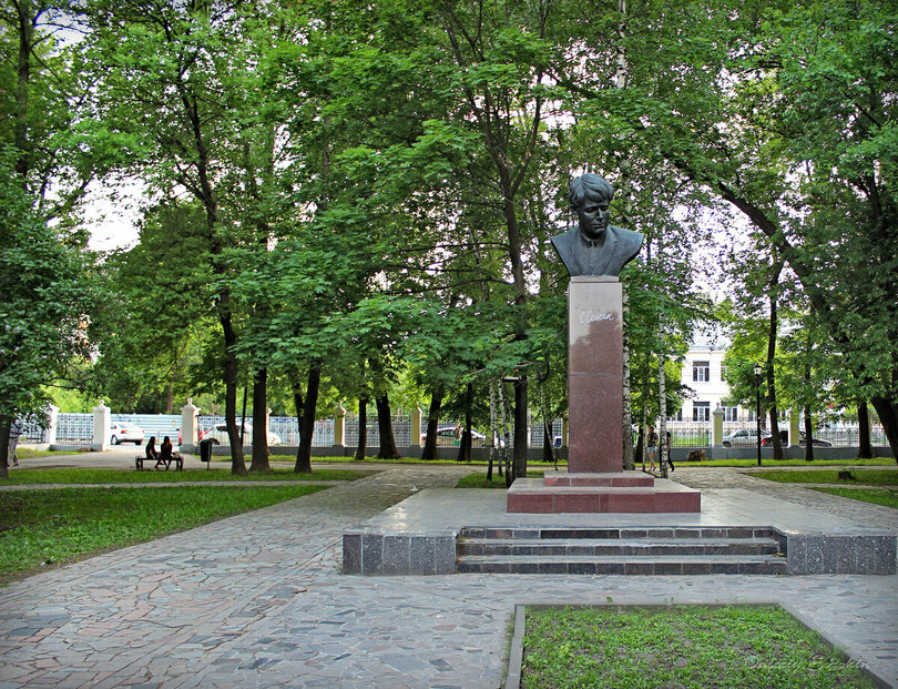 Памятник поэту Сергею Есенину