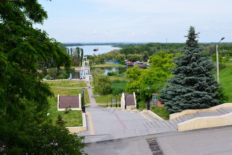 На левом берегу Дона расположена городская набережная, оборудованная спуском к воде