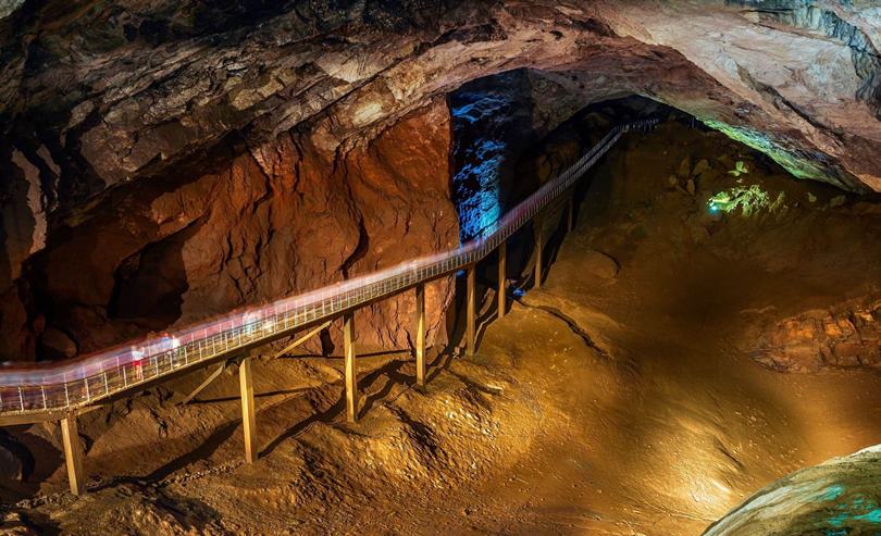 Пещера «Махаджиров» — самый большой зал, его размер около 260 метров.