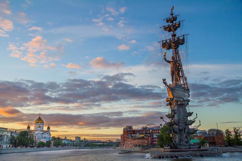 Что собой представляет памятник Петру I в Москве