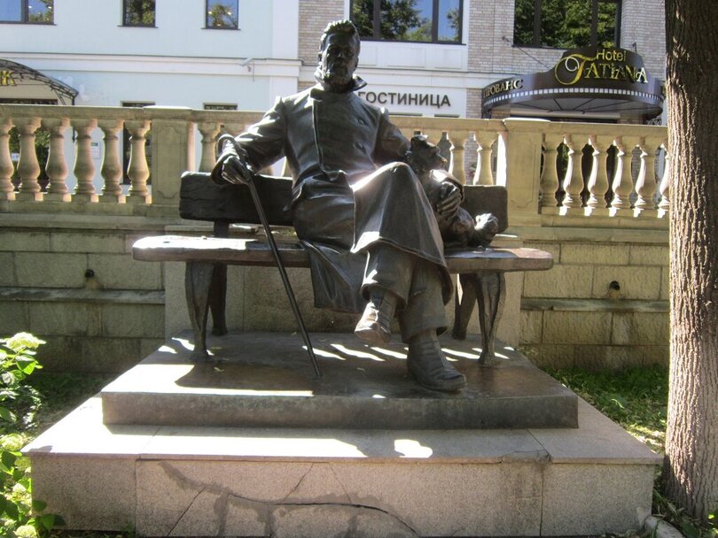 Памятник Чехову с собачкой