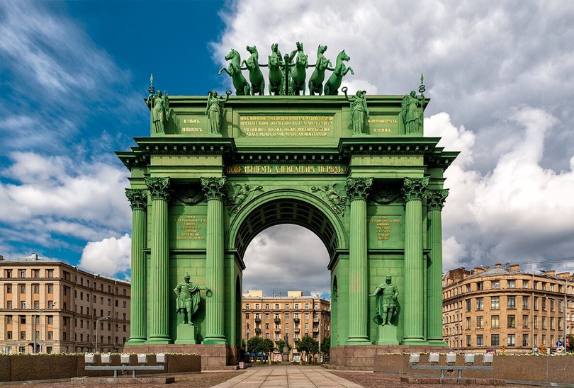 Нарвские триумфальные врата в Санкт-Петербурге