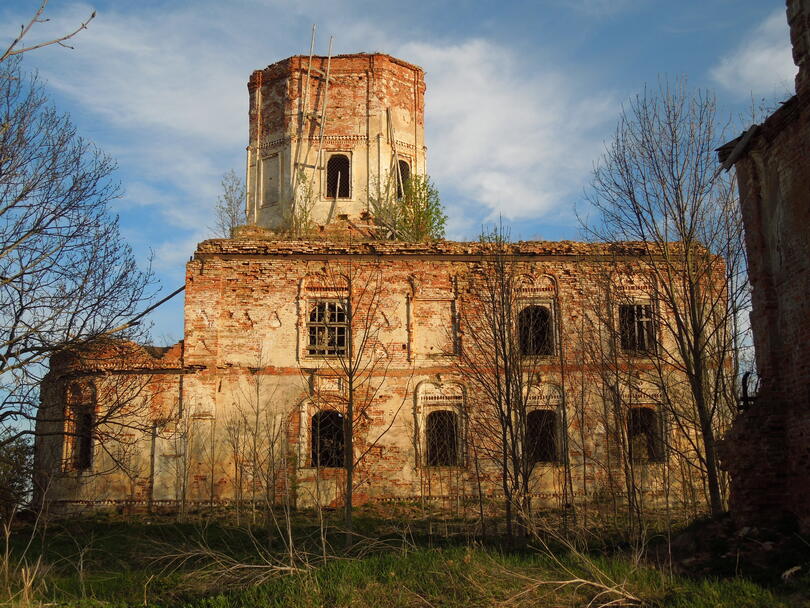 Бурегский Преображенский монастырь (23 км от Старой Руссы).