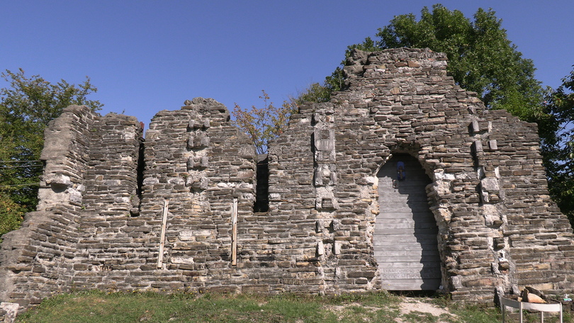Развалины византийского храма в поселке Лоо Краснодарского края.