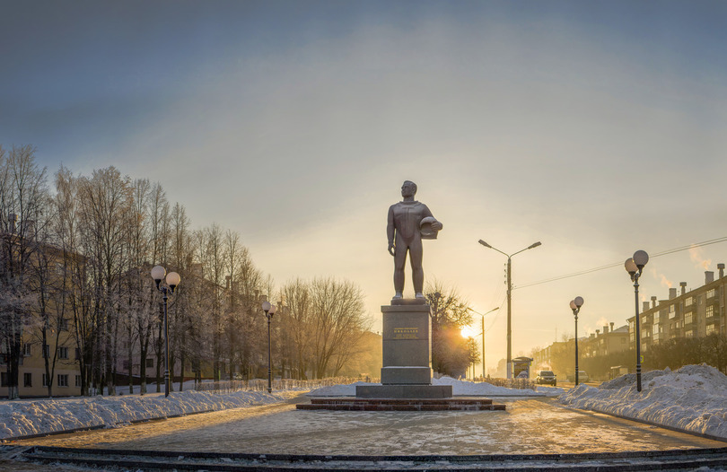 Памятник космонавту Андрияну Николаеву.