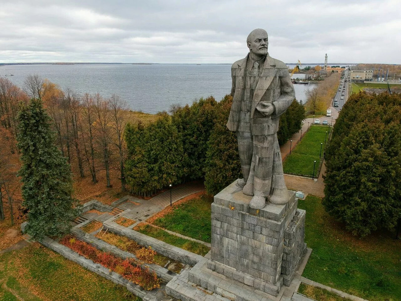 Памятник Владимиру Ленину в Дубне