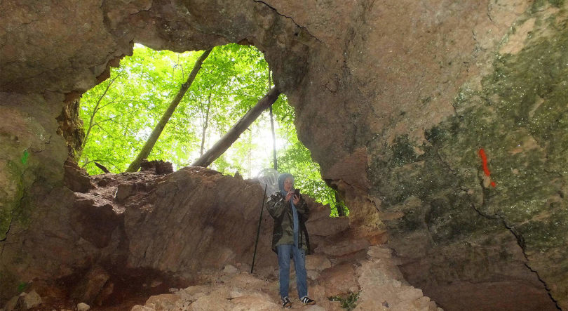 Теплая пещера с кристальным озером