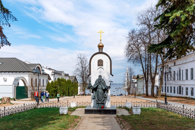 Памятник Макарию Калязинскому