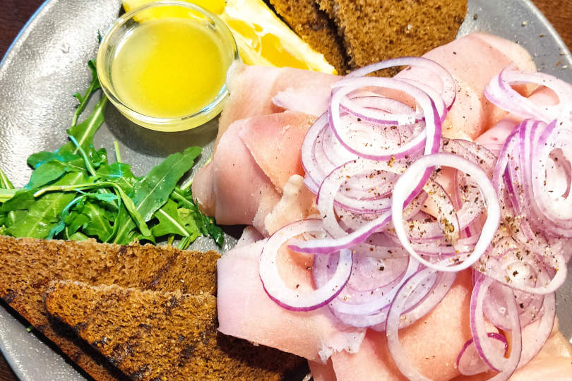 Строганина из пеламиды - уникальное местное блюдо