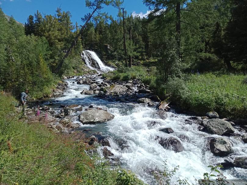 Водопад на реке Поперечной расположен в одном километре от озера