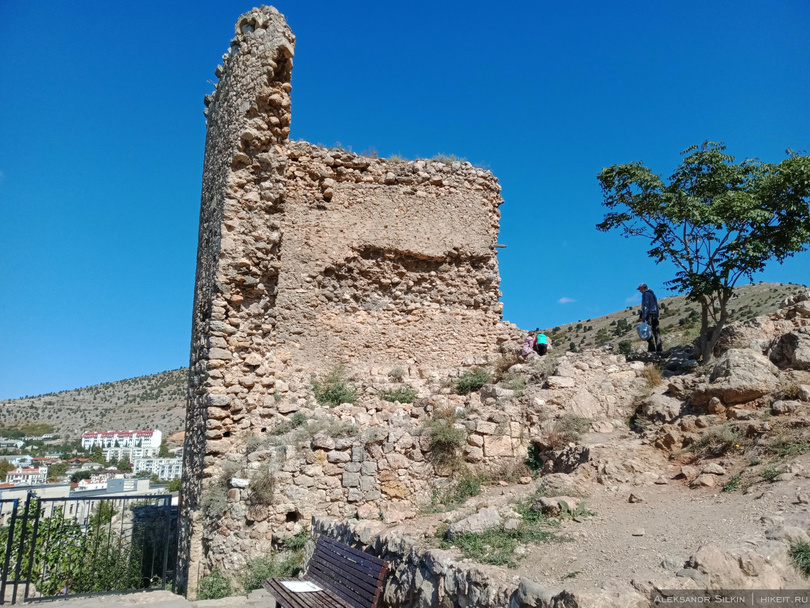 Сегодня от средневековой крепости остались одни руины.
