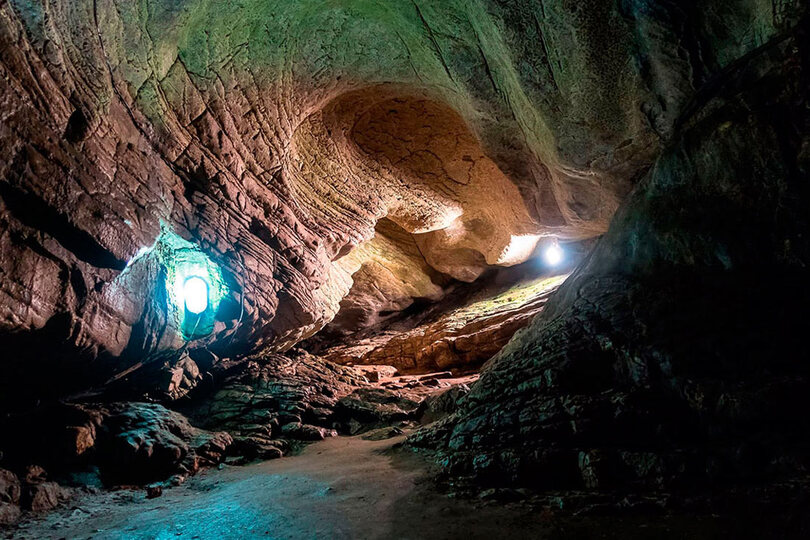 Ахштырская пещера с наскальной живописью