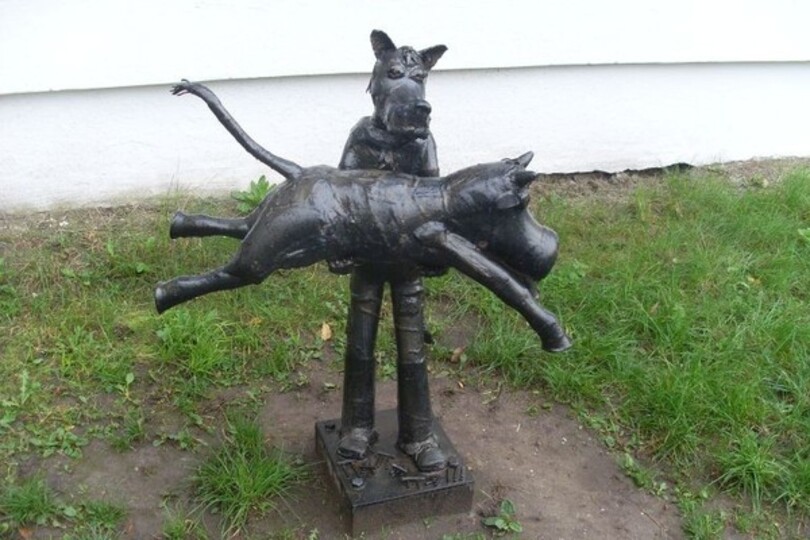 Скульптура «Волк с телёнком».