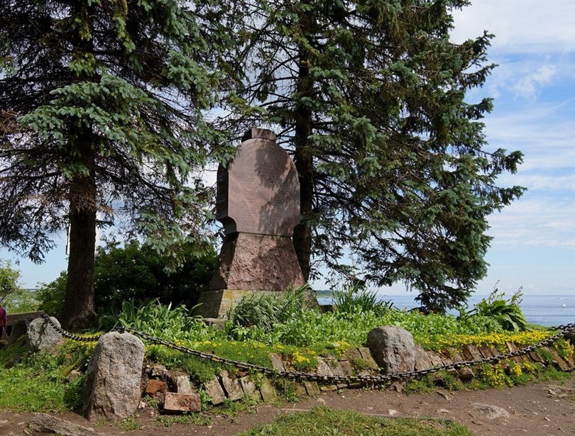 Памятник революционерам