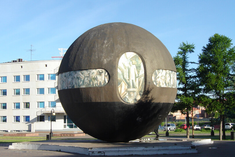 Площадь Бухгольца и шар