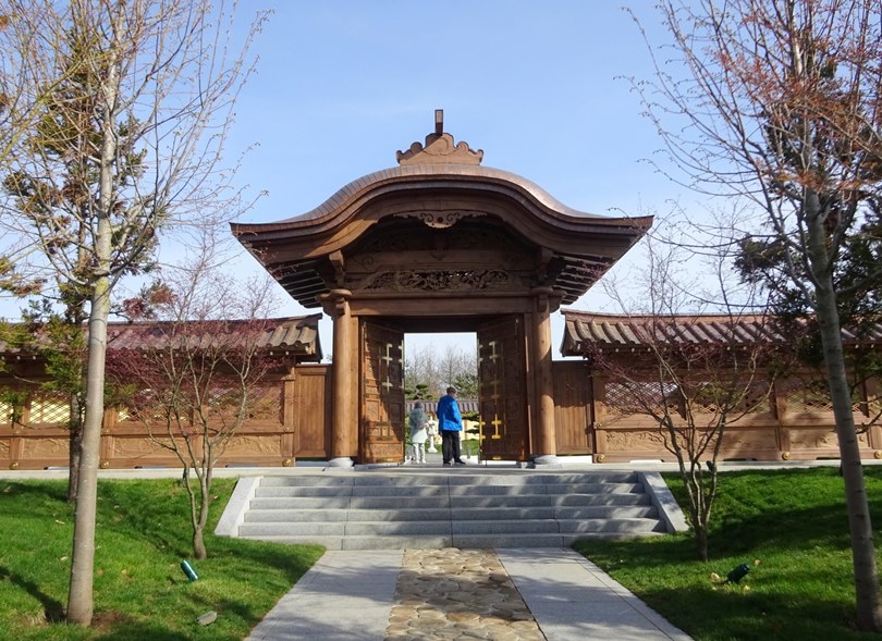 Центральный вход и ворота Карамон