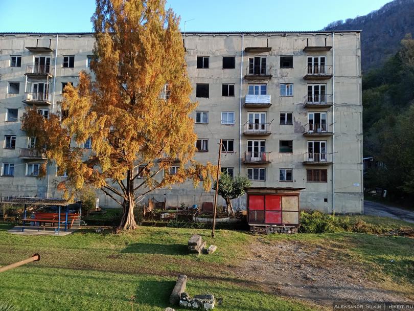 Почему в Абхазии так много брошенных домов и целых санаториев