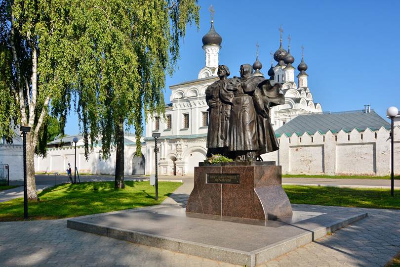 Памятник Петру и Февронии.